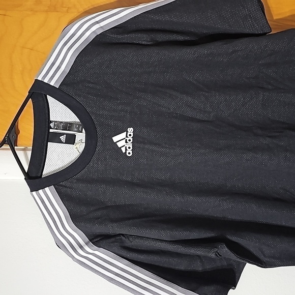 Adidas Short Sleeve Sweatshirt Size Small NWT - Picture 4 of 10